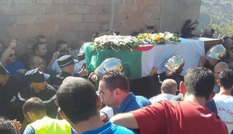 بالصور.. لوناس خلوي يوارى التراب بمسقط رأسه بقرية إيحسناون بتيزي وزو