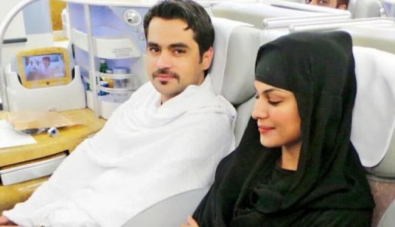 الممثلة الباكستانية “فينا مالك” تتوب وتؤدي مناسك العمرة مع زوجها