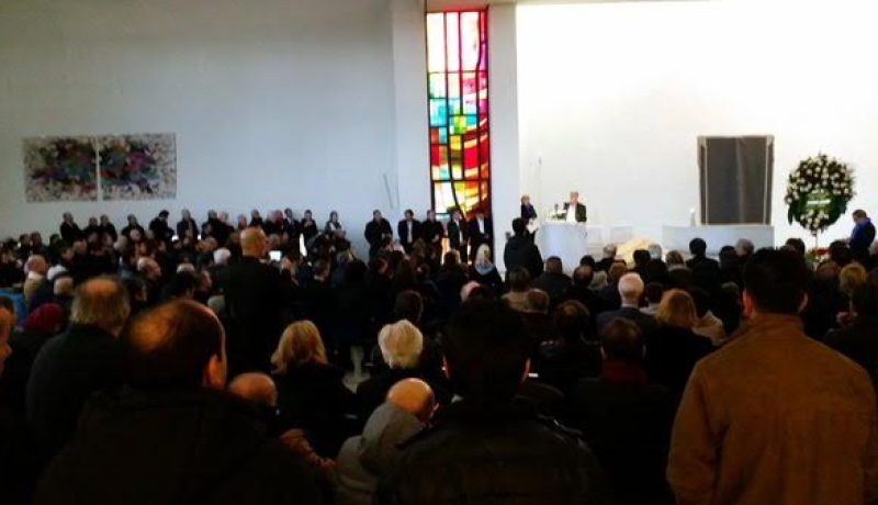 بالفيديو نجل أيت أحمد يمنع فرحات مهنى من إلقاء كلمة خلال إلقاء النظرة الأخيرة على جثمان والده