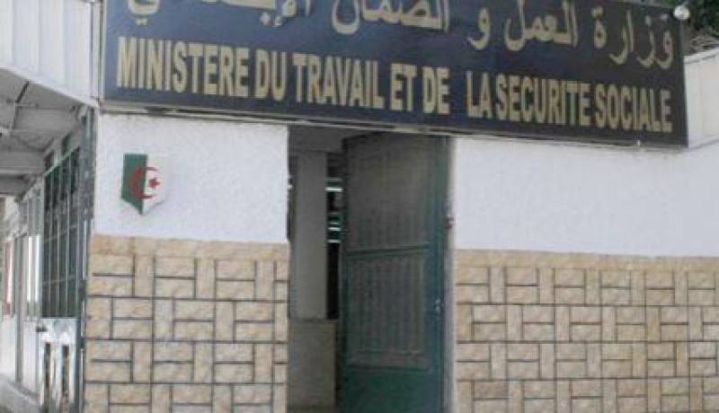 وزارة العمل تطلق أول قافلة إعلامية من ساحة البريد المركزي بالعاصمة