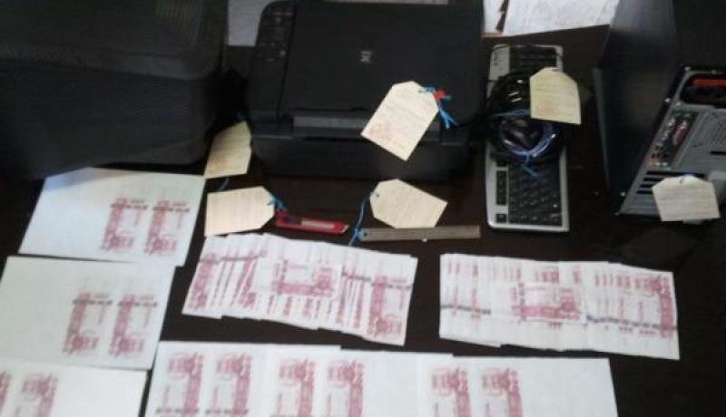 توقيف شخصين متورطين في قضية حيازة أوراق نقدية مزورة