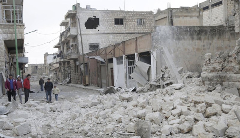 مقتل 20 شخصا في قصف جوي ومدفعي على منطقة إدلب بسوريا