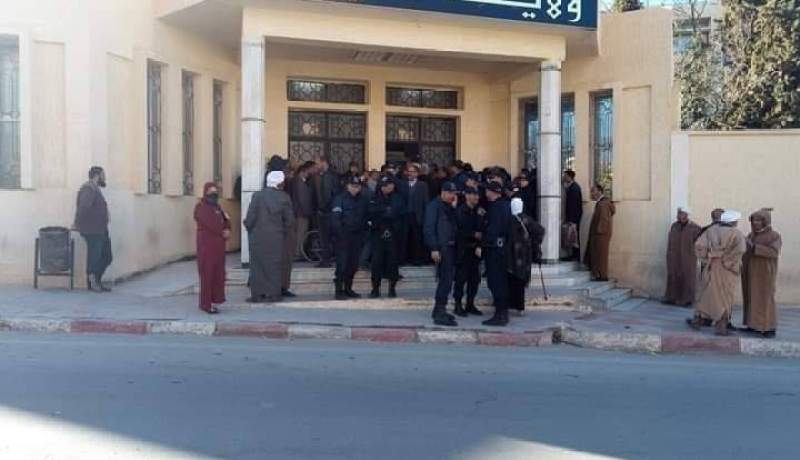 تيارت: سكان قصر الشلالة يحتجون على توزيع قائمة السكنات أمام مقر الولاية