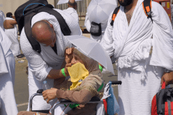 صور مؤثرة.. حاجان جزائريان يخففان على والدتهما المسنة بصعيد عرفات