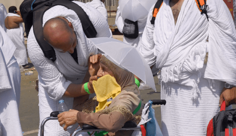 صور مؤثرة.. حاجان جزائريان يخففان على والدتهما المسنة بصعيد عرفات