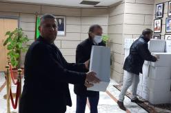 بالصور.. وزير التجارة يقف شخصيا على تحميل هبة من شركة “Lingettes Humides ” للصناعة