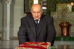 رئيس الجمهورية يبكي أثناء إلقاء النظرة الأخيرة على جثمان الفقيد الفريق قايد صالح