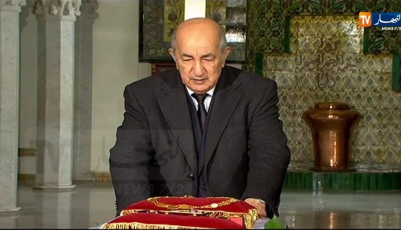 رئيس الجمهورية يبكي أثناء إلقاء النظرة الأخيرة على جثمان الفقيد الفريق قايد صالح