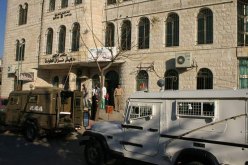 استشهاد ضابط فلسطيني واعتقال 10 بالضفة