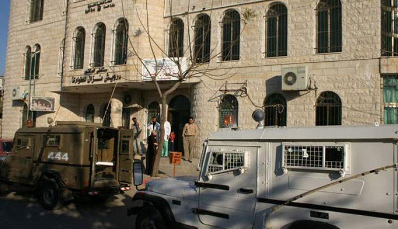 استشهاد ضابط فلسطيني واعتقال 10 بالضفة