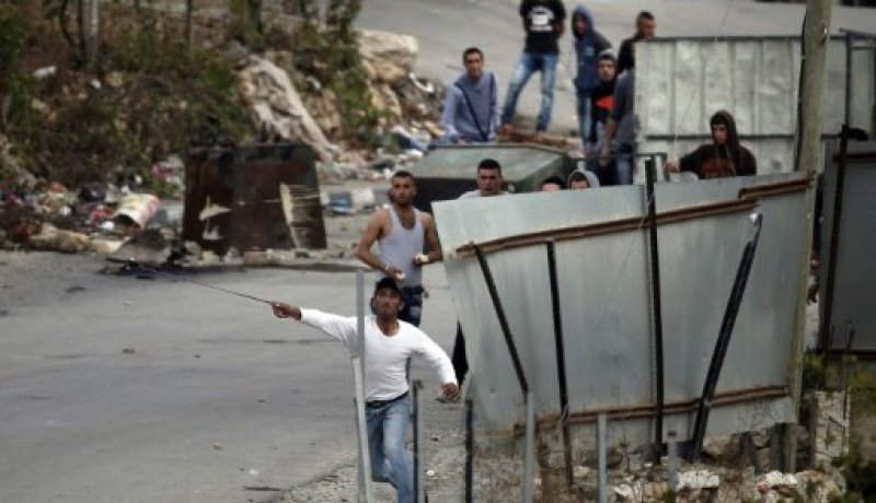 وفاة فلسطيني بعد اصابته برصاص الجيش الاسرائيلي عند محاولته طعن جندي في مدينة الخليل