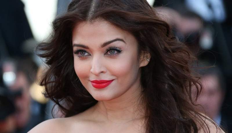 بالصور أيشواريا راي تتعرض لموقف محرج  على السجادة الحمراء بسبب فستانها