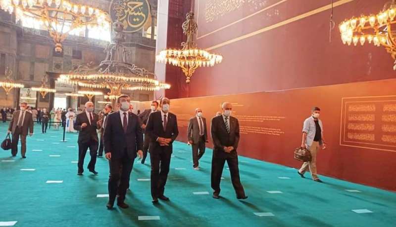 بالصور.. سفير الجزائر بتركيا في زيارة لجامع “آيا صوفيا”