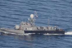 طرّاد إيراني يُبعد سفينة حربية أمريكية