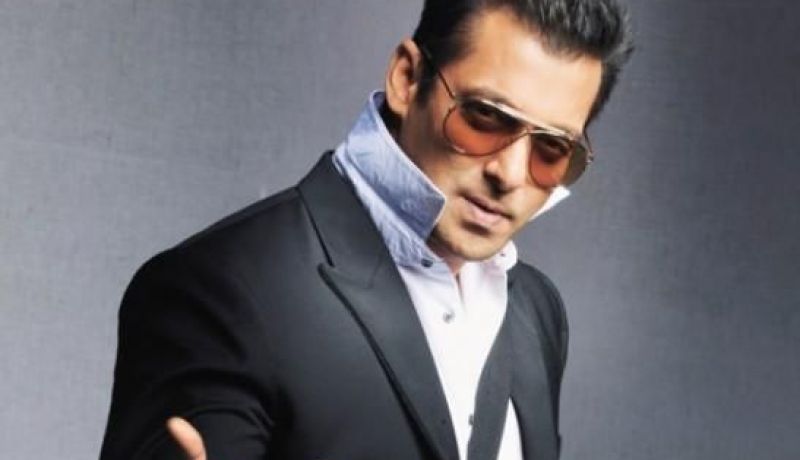 سلمان خان يلتقي بالطفلة الصغيرة الذي تسبب في بكائها ويمنحها أغلى ما يملك