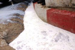 تونسيون يحتجون بإتلاف كميات ضخمة من الحليب في الشوارع