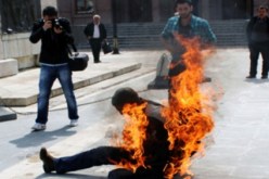 شاب تونسي يشعل النيران في نفسه على طريقة البوعزيزي