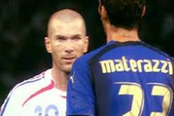 ماتيرازي يجامل زيدان بدلو ماء مثلج بعد 8 سنوات من نطحة كأس العالم 2006