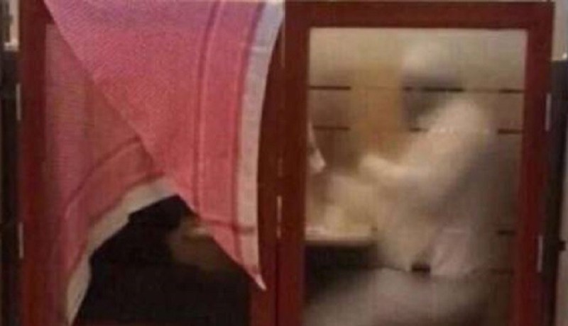 سعودي يحجب زوجته بكوفيته في مطعم يشغل مواقع التواصل