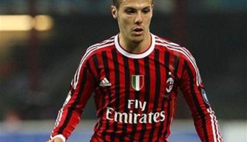 الجزائري مصباح يعلن استمراره مع ميلان الإيطالي