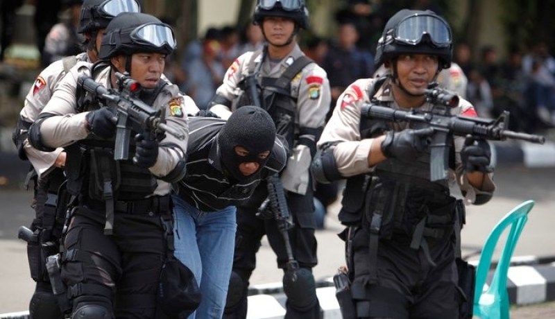 السلطات الأندونيسية تلقي القبض على 12 شخصا يشتبه بتورطهم في الإعتداءات الأخيرة بجاكرتا