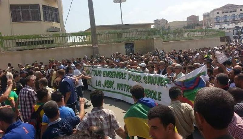 بالفيدو أنصار شبيبة القبائل يطالبون برحيل حناشي