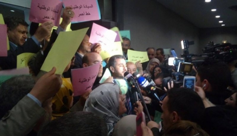 بالصور والفيديو المعارضة تصرخ في وجه سلال بالبرلمان الجزائري ضد استغلال الغاز الصخري