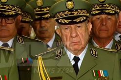 رئيس أركان الجيش بالنيابة شنقريحة ومدير الأمن الداخلي واسيني بوعزة يلقيان النظرة الأخيرة