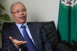 وفاة الدبلوماسي الجزائري أحمد بن حلي