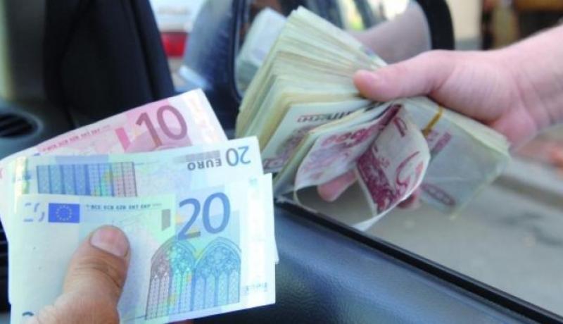 مستوردون يحولون العملة الصعبة إلى الخارج بطريقة غير قانونية أمام العدالة