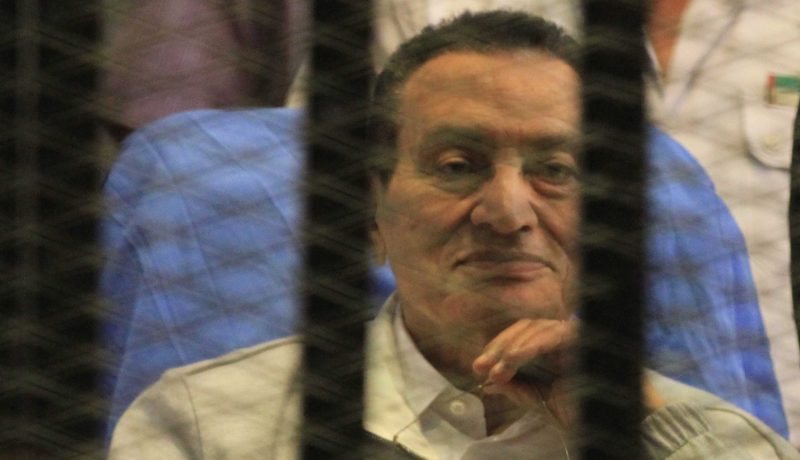 محكمة النقض المصرية تأمر بإعادة محاكمة حسني مبارك ونجليه