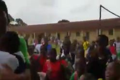 بالفيديو أنصار الخضر يقتحمون مدارس نيجيريا بشعارات نربحوكم ونولوا لاباس