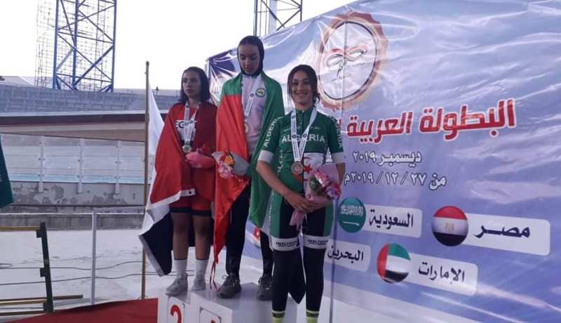 بالصور.. المنتخب الوطني يُعزز رصيده بالبطولة العربية للدراجات على المضمار