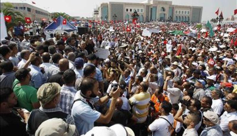 أنصار الحكومة والمعارضة يتظاهرون في تونس