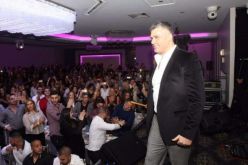 بالفيديو تحول حفل فارس كرم إلى حلبة ملاكمة