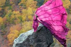 بالصّورعارضة أزياء تخطف الأنفاس في جلسة تصويرعلى قمّة صخرة عاليّة