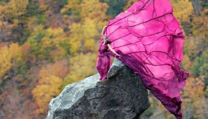 بالصّورعارضة أزياء تخطف الأنفاس في جلسة تصويرعلى قمّة صخرة عاليّة