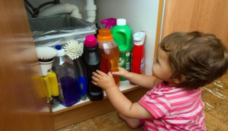 حادثة مأساوية.. والدان يطعنان أطفالهم الثلاثة بعد ابتلاعهم مبيد الحشرات