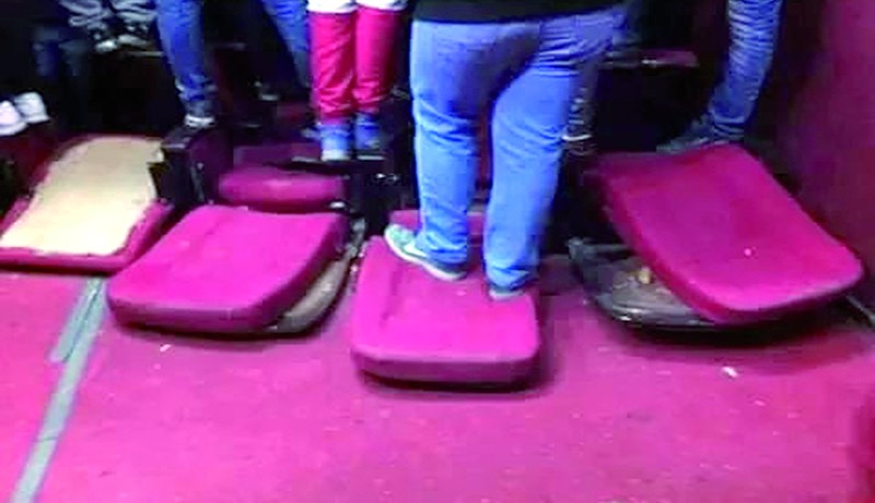 رحلة ترفيهية تنتهـي بتخريـب قاعة المسـرح في المديـة