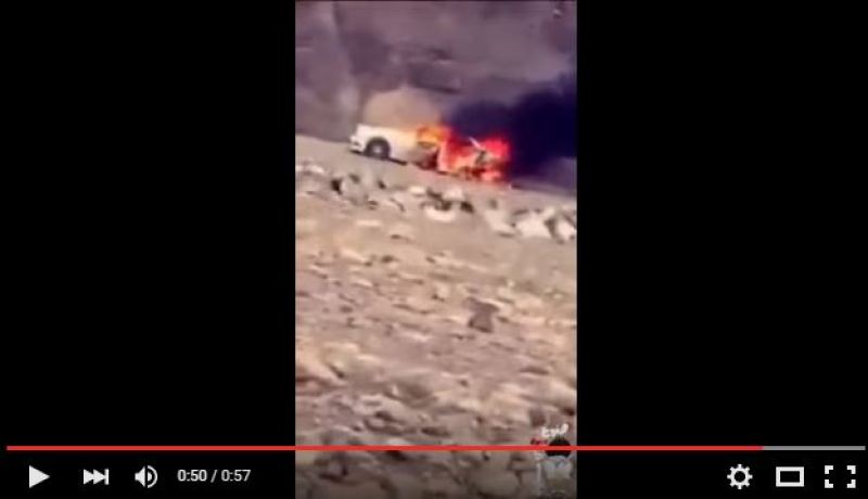 بالفيديو إماراتي يشعل النار في سيارته الفاخرة والشرطة تعتقله