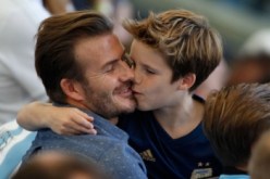 ابن ديفيد بيكهام يخصّص عائدات أغنيته الأولى للأعمال الخيريّة ويفاجئ والده