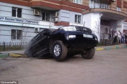 بالصور مدينة روسية تبتلع السيارات والشاحنات