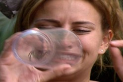 بالفيديو  ممثلة بريطانية مشهورة تأكل  عنكبوتا  ضخما على الهواء