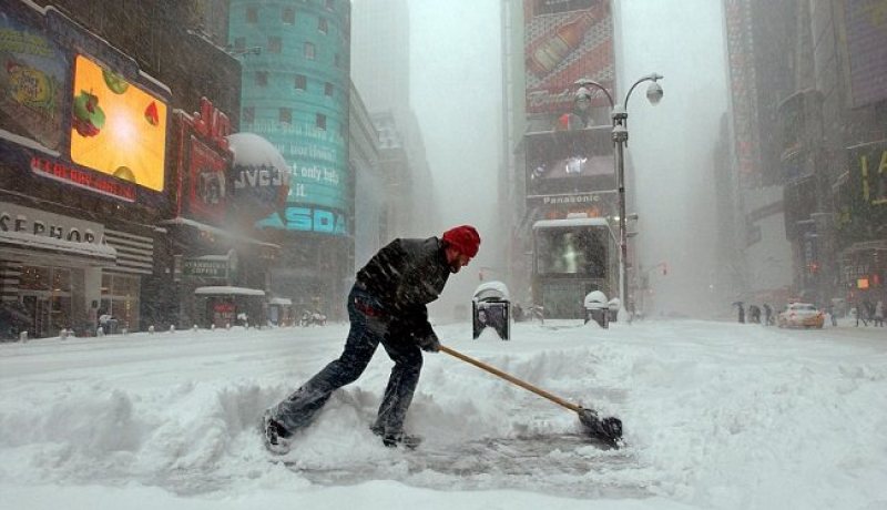 مقتل 6 أشخاص في عاصفة ثلجية بشرق كندا
