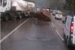 بالصور.. الأخضرية تنجو من كارثة بعد انهيار صخرة عملاقة وسط الطريق