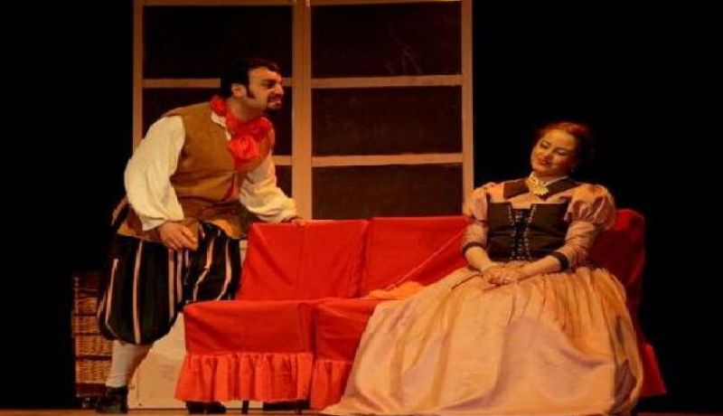 الجمهور الباتني يصفق لمسرحية نساء المدينة