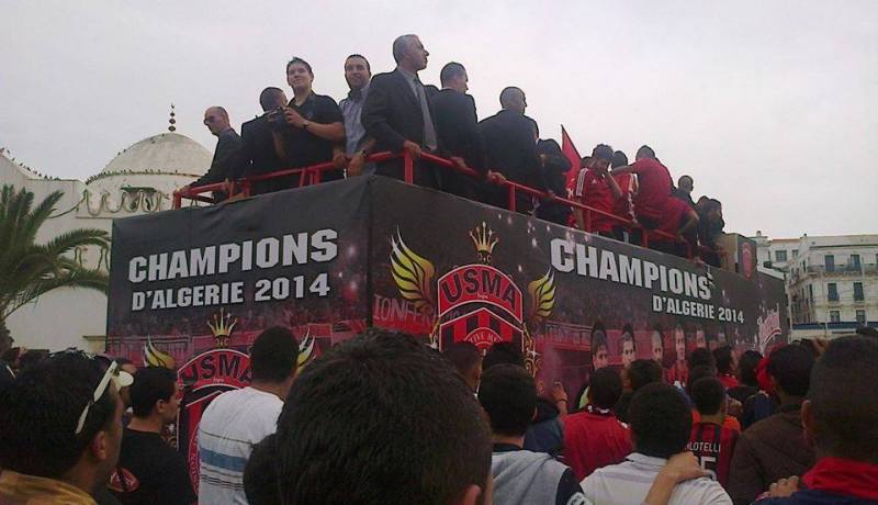 فريق اتحاد العاصمة يحتفل بالتتويج بلقب البطولة على الطريقة الأروبية