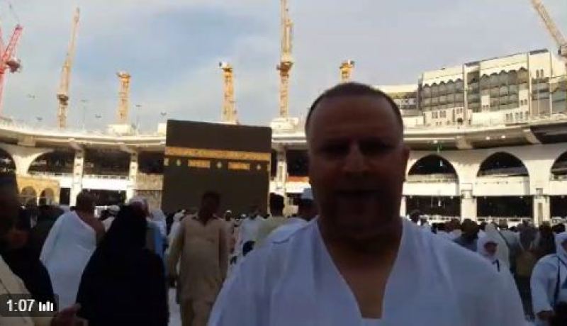 أنيس رحماني يوجه دعاء خاص للجزائريين وللرئيس بوتفليقة من الحرم المكي