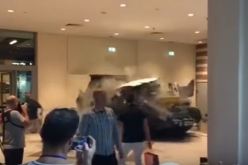 بالفيديو.. دبّابة تخترق مركزا تجاريّا في دبي وتثير الرعب لهذا السبب