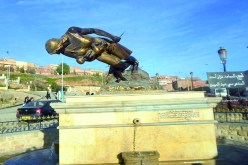 مجهولون يسقطون ويخربون تمثال السيدة الإفريقية في معسكر